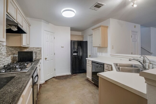 Building Photo - 10905 Sherry Lee Cove