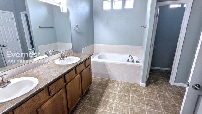 Building Photo - 3 Bed/2 Bath Townhome with Garage / Availa...