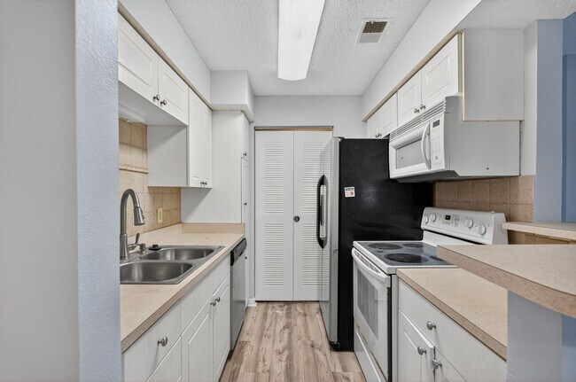 Building Photo - 10200 Belle Rive Blvd