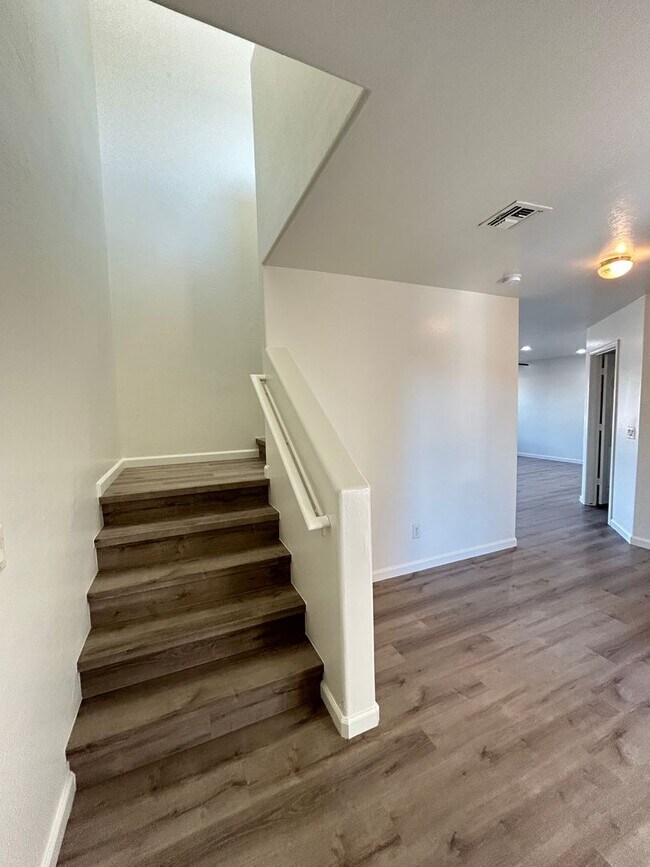 Building Photo - Stunning 4 Bedroom Remodel in Harbor Shores