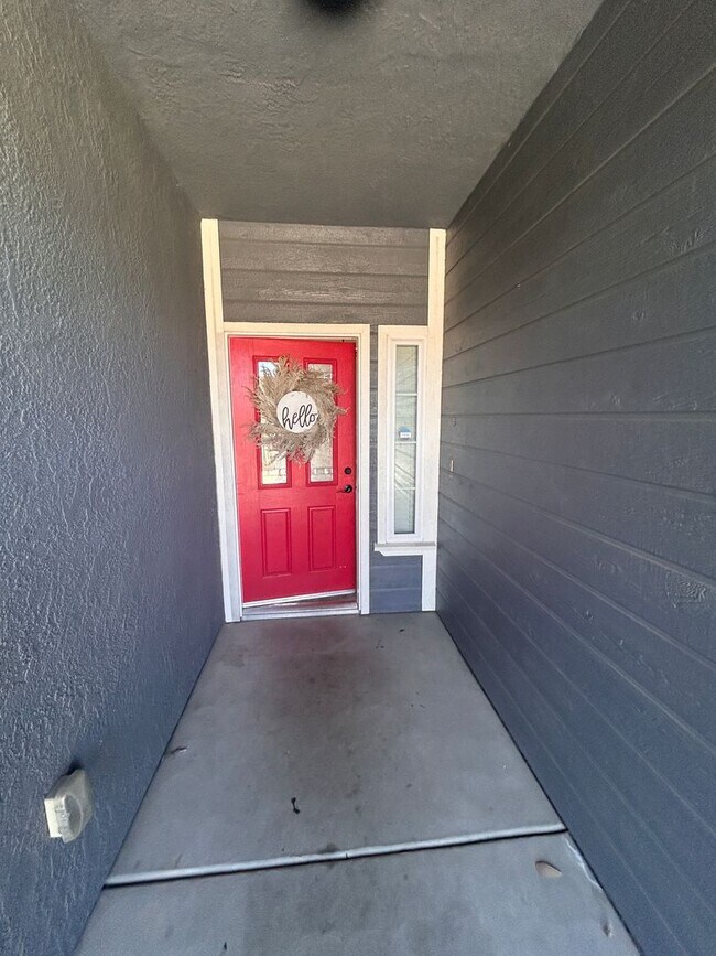 Building Photo - Designer living with extra solar panels in North Hanford.