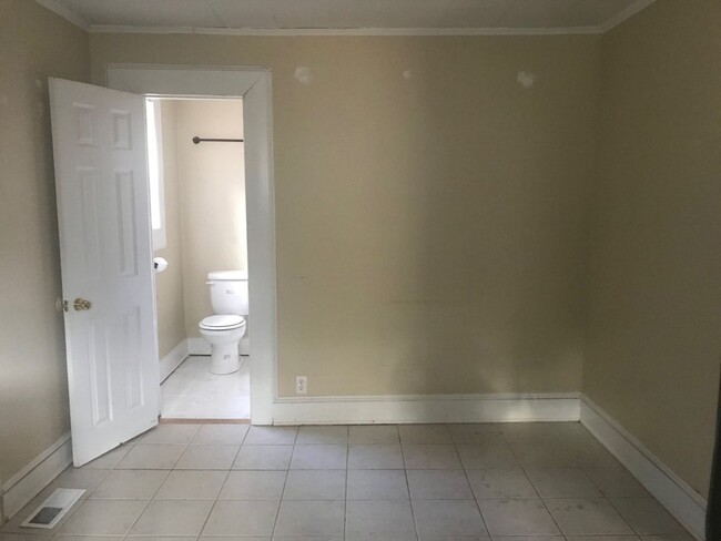 Building Photo - MUST SEE This Adorable 2 Bedroom 1 Bath Ho...