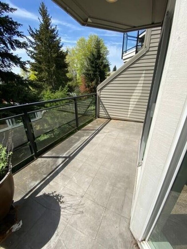 Building Photo - 2 Bed 3 Bath Condo at Galleria in the Hear...