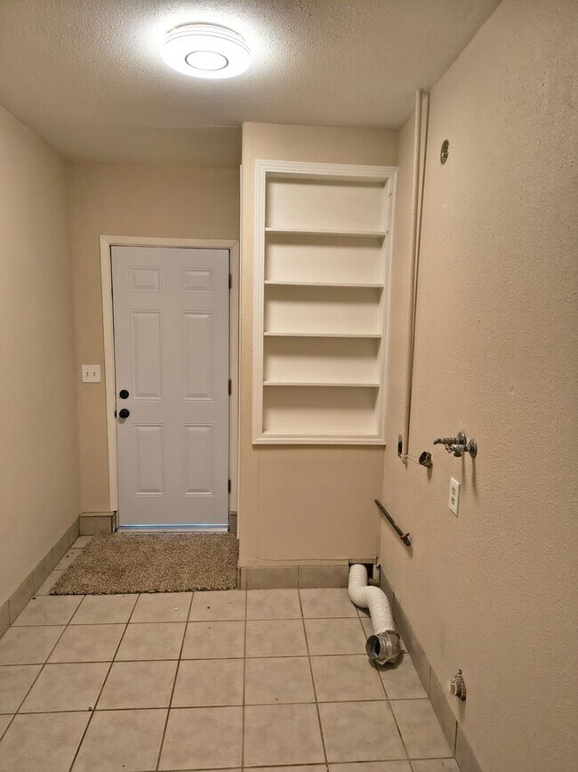 Building Photo - 4 Bed Happy Valley Home – Large Yard – Available Now