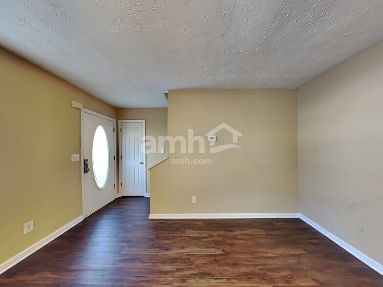 Building Photo - 685 Oxford Hall Dr SW