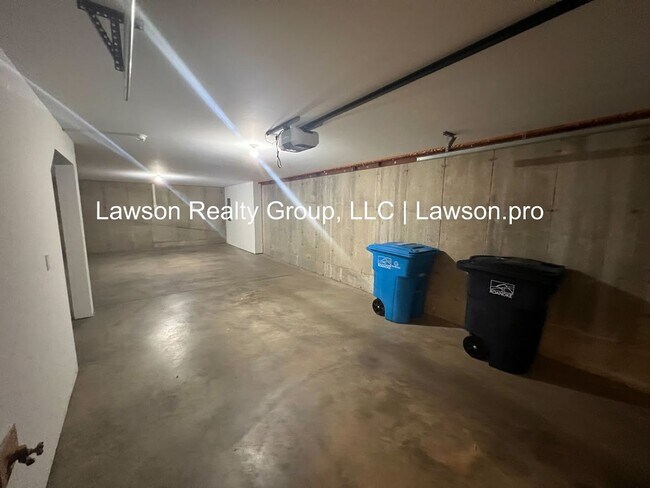 Building Photo - Luxurious Colonial Green Townhome