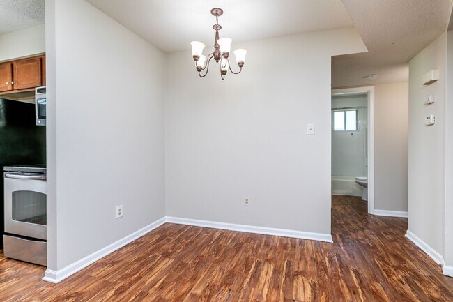 Building Photo - 2502-2502 E Morris Dr