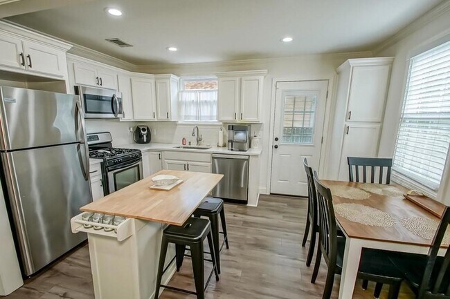Building Photo - 704 Metairie Lawn Dr