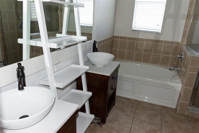 Building Photo - 2504 Ladoga Dr
