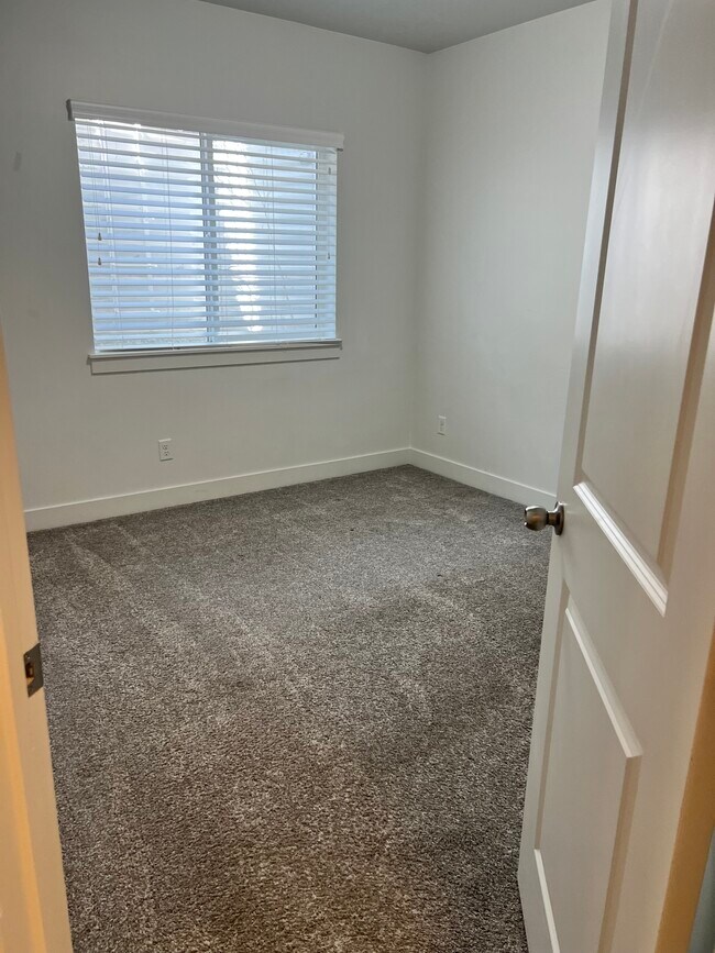 Building Photo - Bluffdale Townhouse