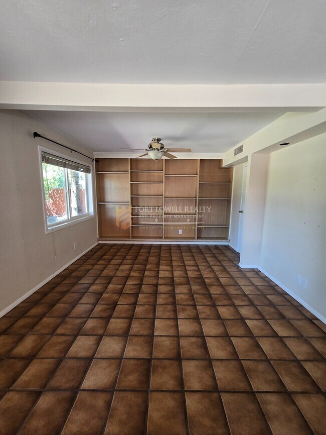 Building Photo - Vintage 3 Bedroom, 2 Bath Home with all the Modern Conveniences!!