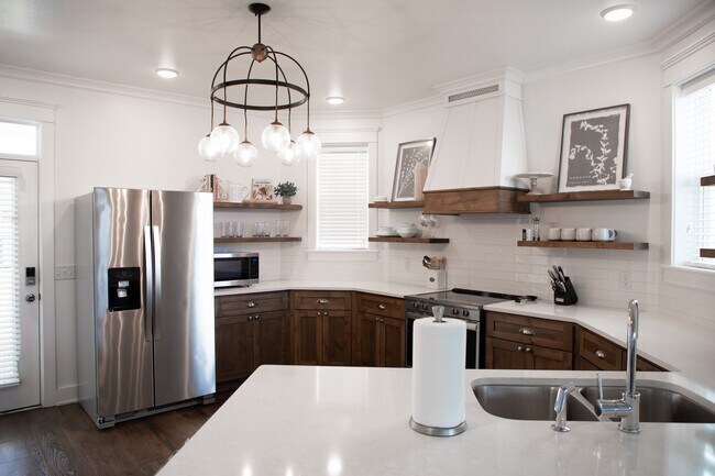 Building Photo - 2117 Loretta Parker Ln