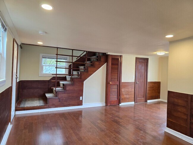 Building Photo - One Bedroom Duplex with Fenced Yard