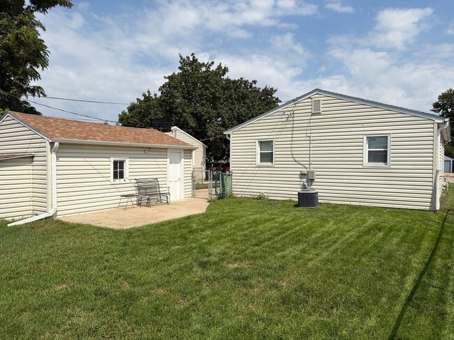 Building Photo - Newly Updated Home!