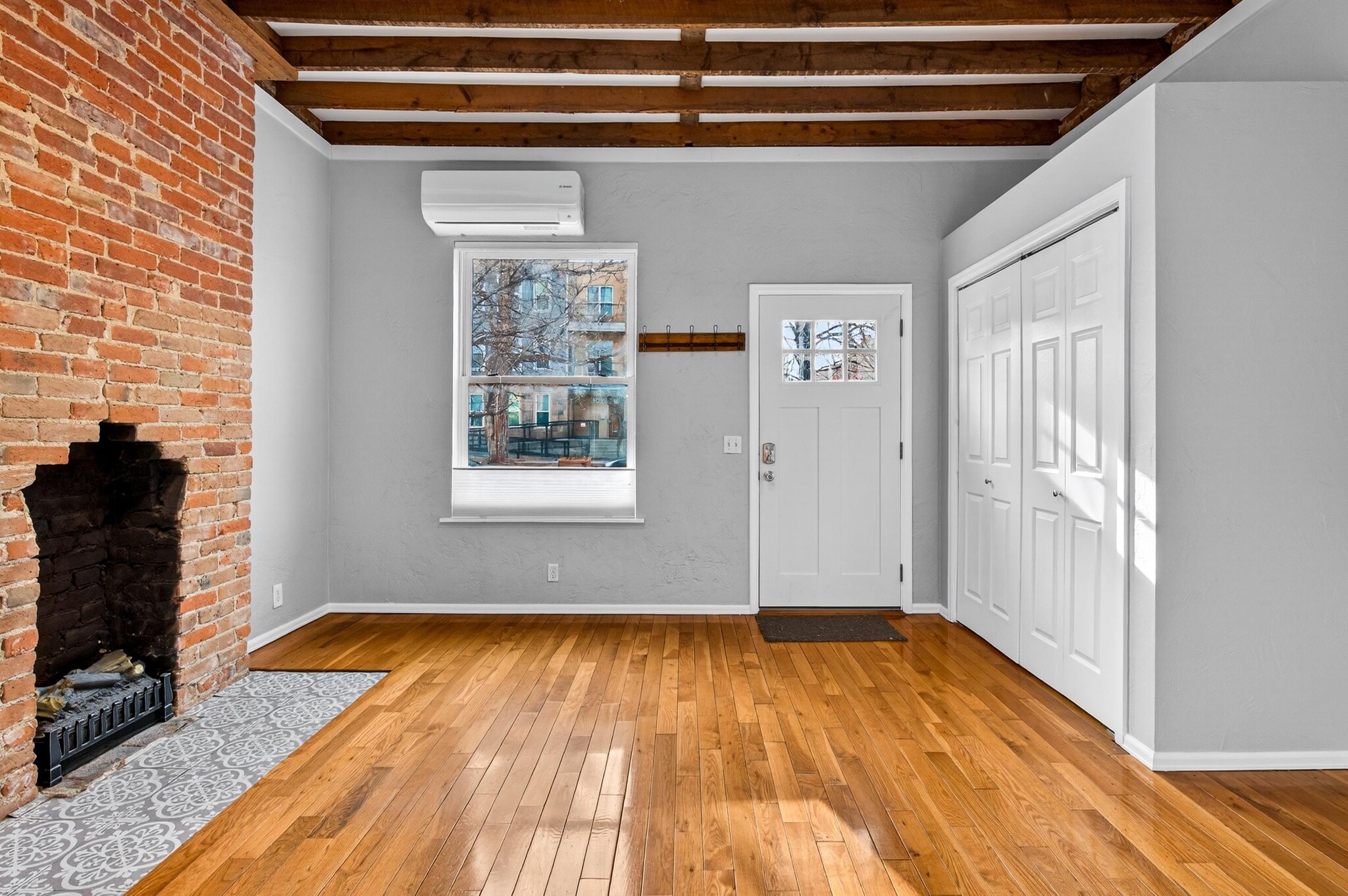 Building Photo - 2419 Tremont Pl