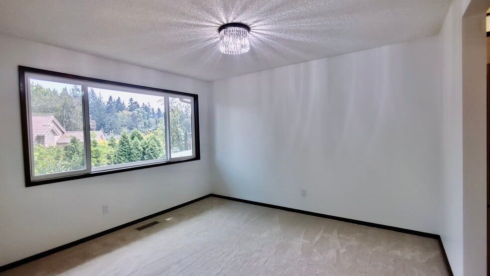 Building Photo - 4470 Lakeview Blvd