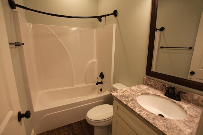 Building Photo - 3Bed/2bath Residential House off of Runningvine!!!