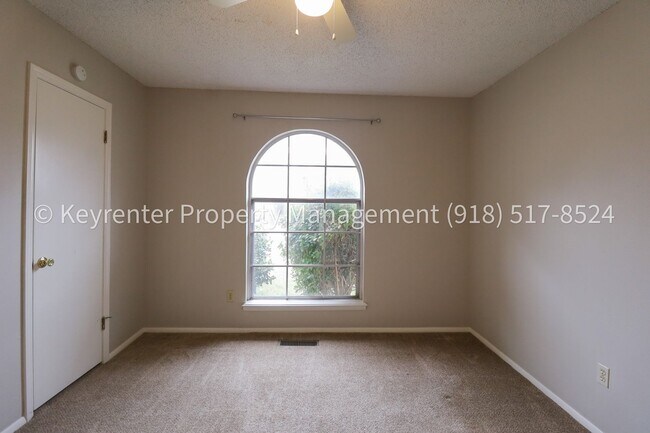 Building Photo - 6125 S Troost Ave