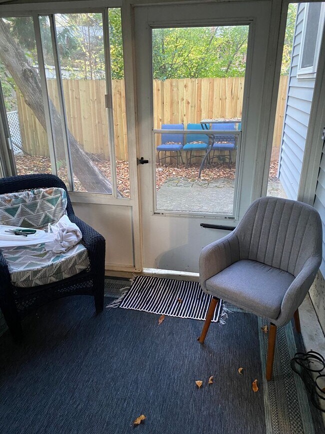 Building Photo - PRICE REDUCED!!!Charming 2-bedroom, 1-bath...