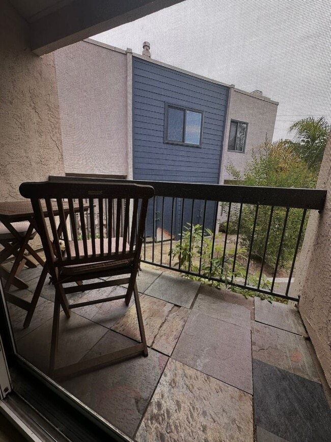 Building Photo - Beautiful, Charming 2-story townhome 2 bedroom and 1.5 bath located on the cusp of Clairemont and...