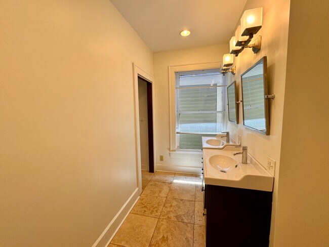 Building Photo - 982 Woodruff Pl E Dr