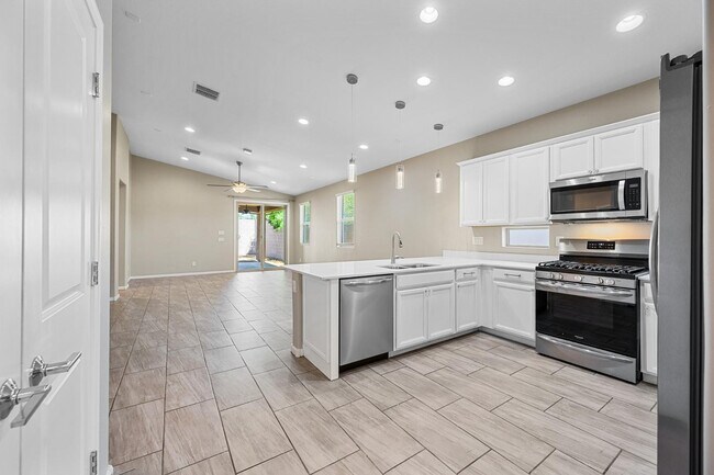 Building Photo - 12406 W Northview Ave