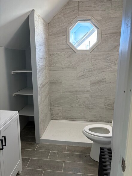 Building Photo - 121 London St