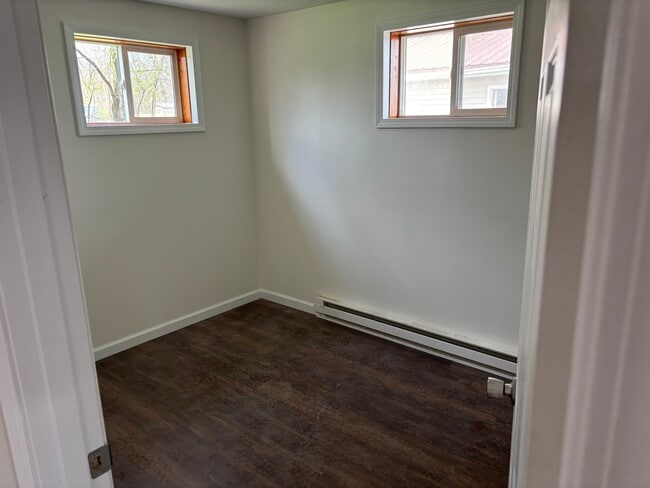 Building Photo - 4253 S Lakeshore Dr