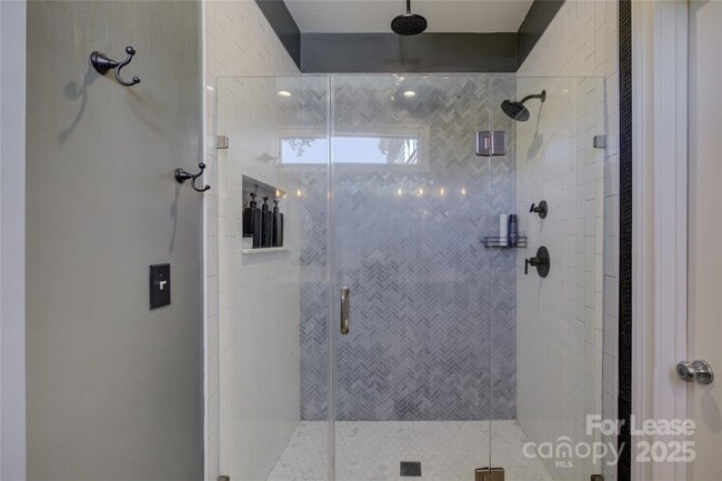 Building Photo - 909 Woodruff Pl