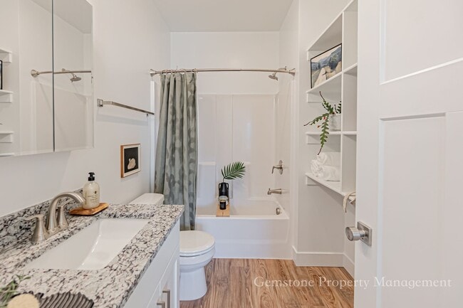 Building Photo - Darling 3 Bed 2.5 Bath Townhome located in Sugar City!