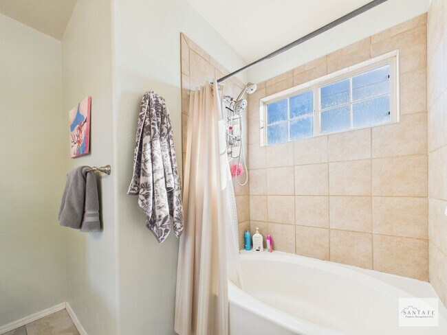 Building Photo - UNFURNISHED 3 Bedroom in Desirable Community