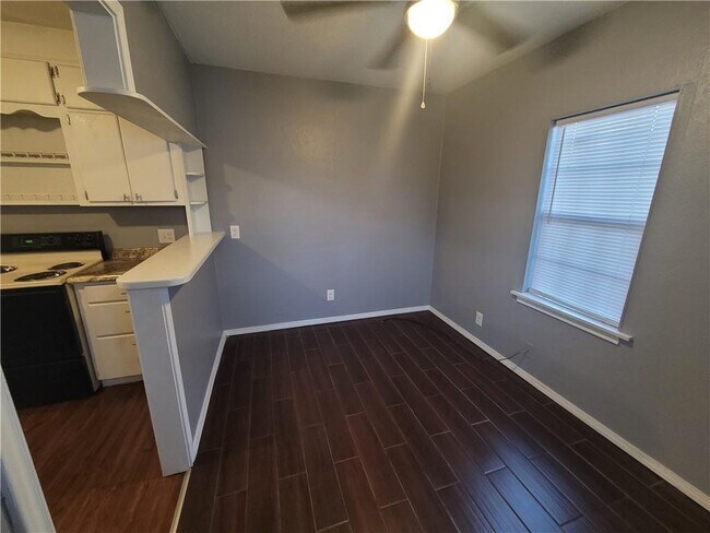 Building Photo - 309 E Fairchild Dr