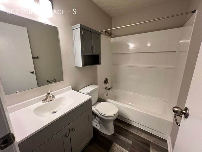 Building Photo - 607 Pebble Pl Dr