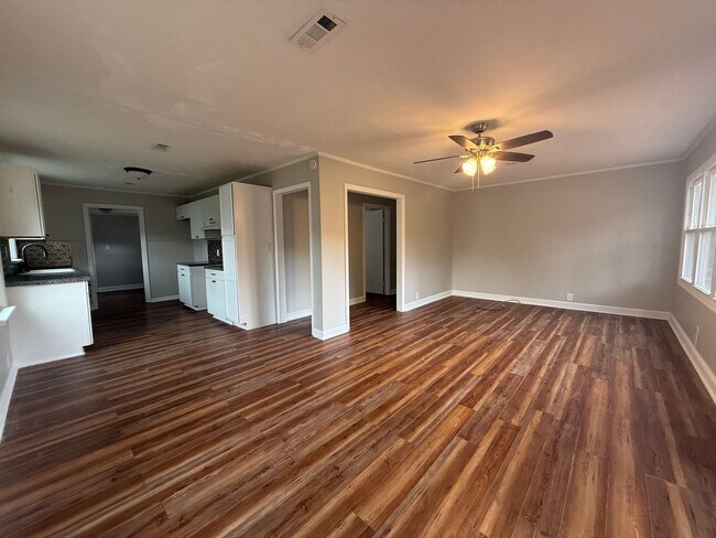 Building Photo - 4 Bedroom 1 Bathroom Home Located in Greeneville, TN