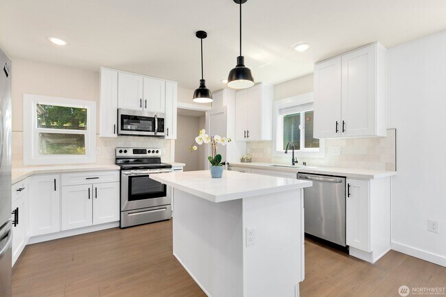 Building Photo - Remodeled, move in condition!