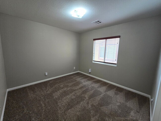 Building Photo - 4 BED, 2 1/2 BATH, 2 STORY HOME!!