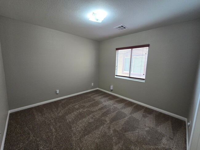 Building Photo - 5 BED, 2 1/2 BATH, 2 STORY HOME!!