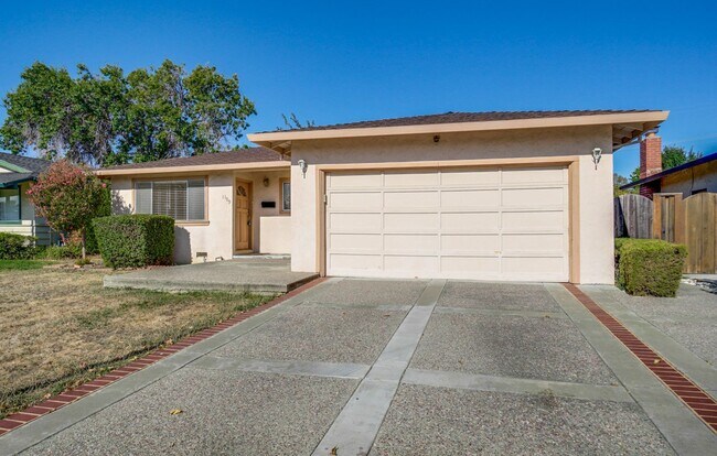 Building Photo - 1109 White Cliff Dr