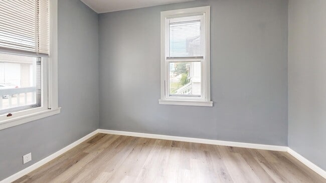 Building Photo - ** AVAILABLE OCTOBER 2025 *** Old Brooklyn...