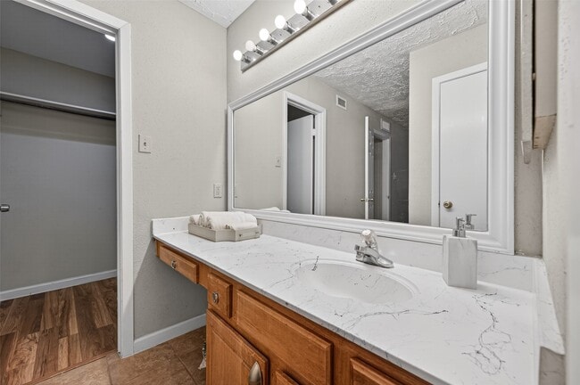 Building Photo - 10555 Turtlewood Ct