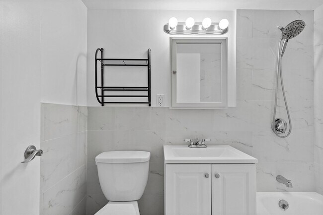 Building Photo - 1025 Hancock St