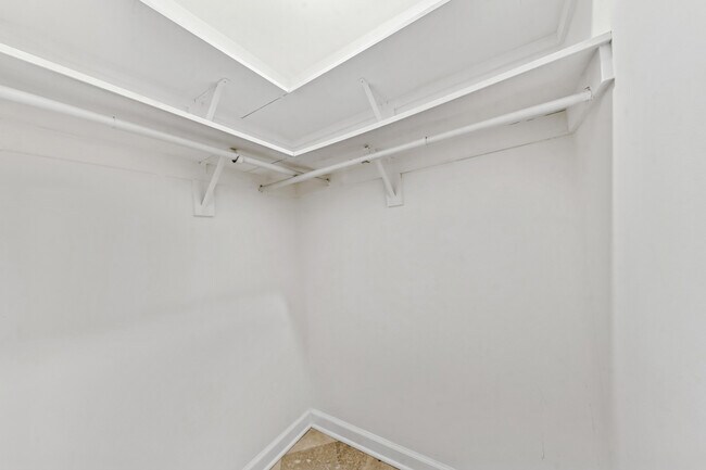 Building Photo - 111 E Chestnut St