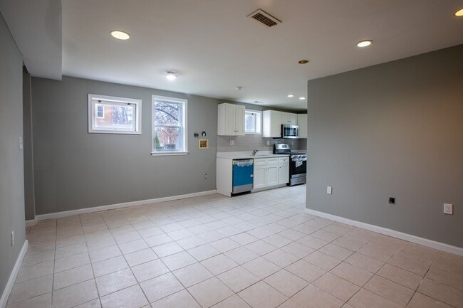 Building Photo - Lovely 2 BR/1 BA Condo in Columbia Heights!