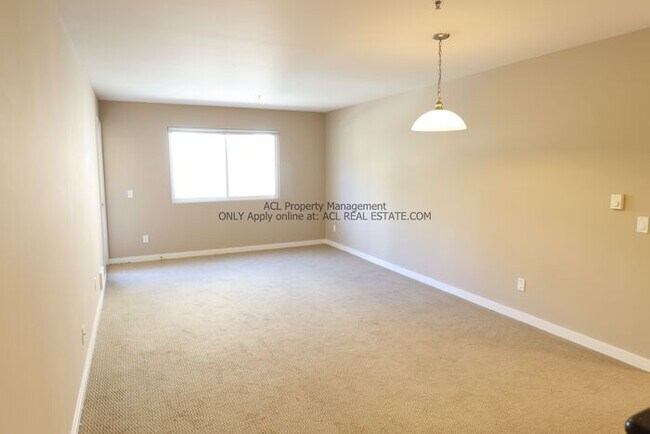 Building Photo - Pefectly Located 2bed 2 bath Unit Affordably Priced