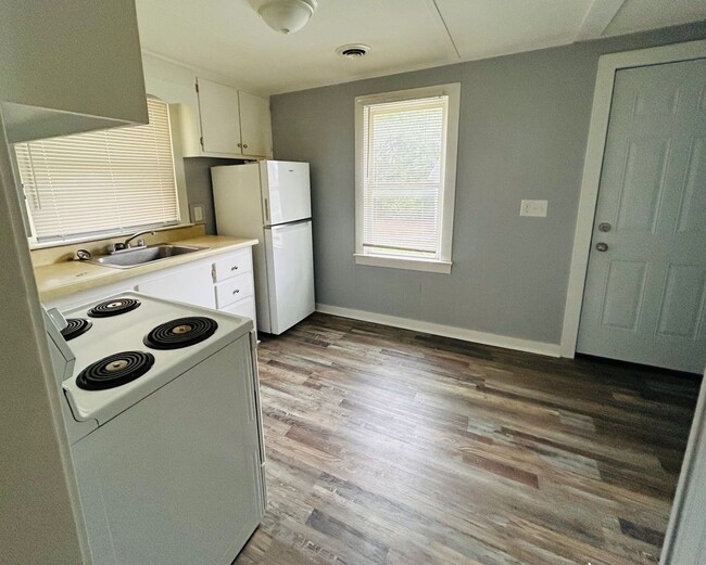 Building Photo - 2 Bedroom House