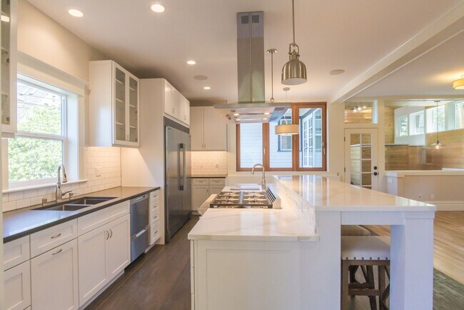 Building Photo - 6bd/3.75ba Seattle Home