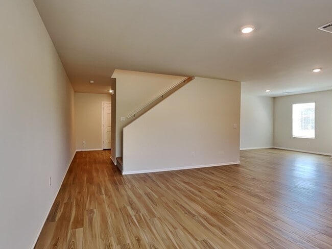 Building Photo - 529 St Charles Pl