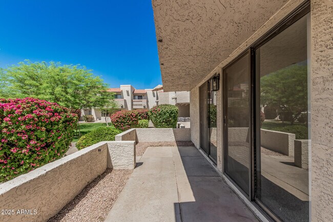 Building Photo - 985 N Granite Reef Rd