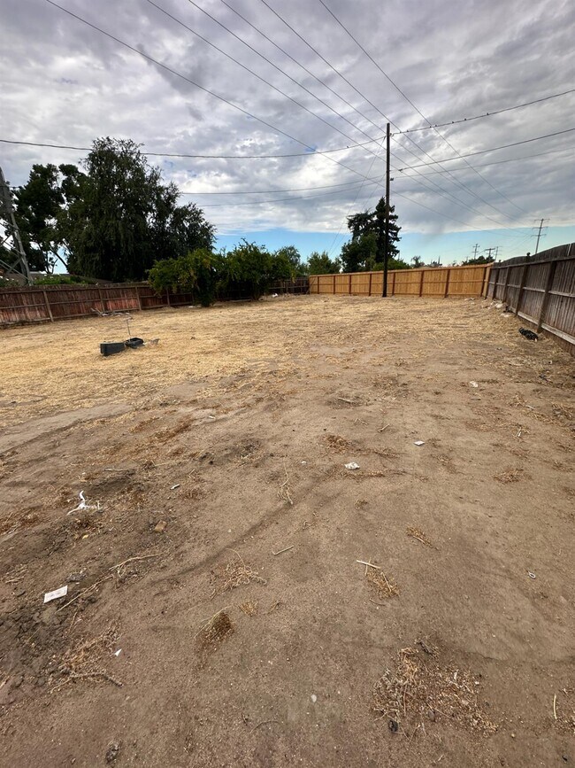 Building Photo - 707 N Villa Ave