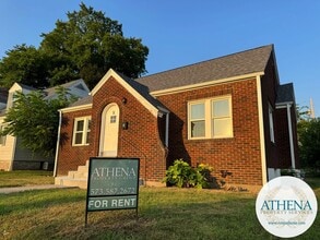 Building Photo - Charming 3 Bedroom / 1 Bath House with Original Hardwood Floors